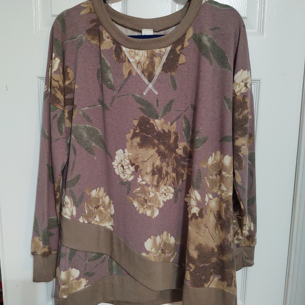 Woman's long sleeve top